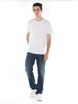 Remera blanca de algodón con cuello redondo y logo de Calvin Klein bordado en el pecho.