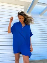 Túnica azul de lino rústico con cuello mao, mangas cortas y ruedo con flecos.