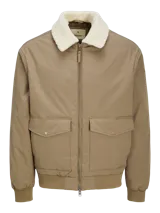 Campera bomber color beige con cuello de piel sintética blanca, cierre frontal con cremallera, bolsillos delanteros con solapa y puños ribeteados.
