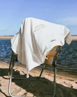 Remera celeste claro de algodón con cuello redondo y mangas cortas. Estampado frontal con la frase "Salt Water Therapy".