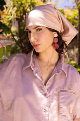 Pañuelo cuadrado de algodón color rosa con estampado de limones.