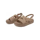 Sandalias bajas color beige con tiras anchas cruzadas en el empeine y pulsera al tobillo con hebilla.