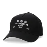 Gorro de béisbol negro con bordado frontal de texto blanco que dice 'simulation N+ 1970 03.05 ART LINE'.