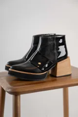 Bota corta de cuero color marrón con cierre lateral, punta fina y taco de madera.
