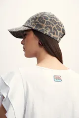 Remera color amarillo pastel con cuello redondo y mangas cortas con volados.