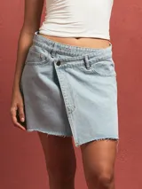 Minifalda celeste de denim con diseño cruzado y ruedo desflecado.