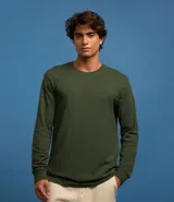 Remera de manga larga color blanco, confeccionada en algodón, con cuello redondo y puños ajustados.
