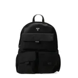 Mochila negra de tela con múltiples bolsillos frontales y logo de la marca en plateado.