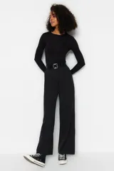 Pantalón palazzo negro de tiro alto con cinturón y corte holgado.