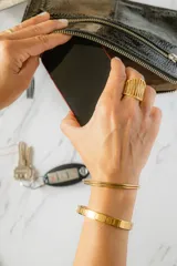 Pulsera rígida de acero quirúrgico con baño de oro 18k.