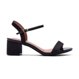 Sandalias negras con glitter, de tacón cuadrado y tira delgada ajustable al tobillo.