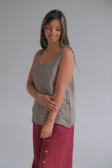 Musculosa color visón confeccionada en lino italiano, con escote redondo y botones de madera en los laterales.