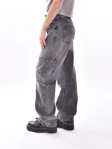 Pantalón de jean azul con corte holgado, tiro alto, bolsillos laterales y traseros.