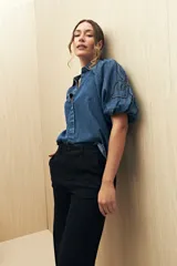 Pantalón de jean negro de corte recto y tiro alto.