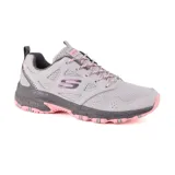 Championes Skechers Hillcrest Pure Escapade, color gris con detalles en rosa. Capellada de cuero y malla sintética, plantilla Memory Foam, entresuela moteada y suela de goma flexible.