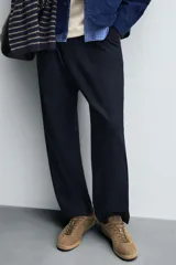 Zapatillas de cordones color marrón claro, con capellada de cuero serraje, puntera redonda y suela plana a tono.