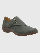 Zapato marrón de cuero con empeine cerrado y ajuste de velcro.