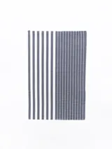 Camino de mesa rectangular de tela con diseño de rayas verticales azules y blancas.