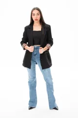 Blazer negro con solapas de muesca, corte entallado, bolsillos funcionales y puños con estampado animal print.