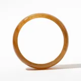 Brazalete rígido color caramelo con efecto marmolado.