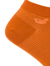 Calcetines deportivos cortos color naranja con diseño de líneas horizontales. Confeccionados en fibra de bambú, combinan suavidad, frescura y cuidado natural. Su poder antibacteriano y alta absorción mantienen tus pies secos y cómodos.
