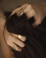 Anillo dorado con diseño geométrico calado.