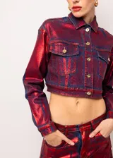 Campera corta a la cintura tornasolada, en tonos bordo, rojo y azul, de material con spandex, con diseño clásico de campera de jean.