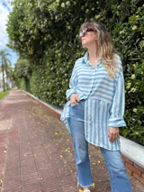 Camisa oversize de lino a rayas verticales celestes y blancas, con cuello camisero y mangas largas.
