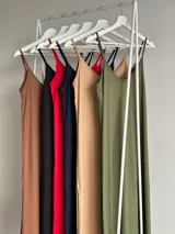 Vestido largo confeccionado en viscosa con textura acanalada, escote en V y tirantes finos.