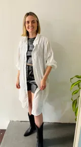 Camisola larga blanca con pequeños apliques de strass plateados. Puede usarse como vestido o sobre camisa.