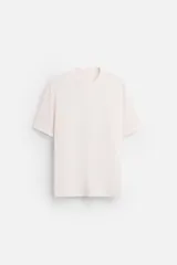 Camiseta de hombre color rosa pálido, de punto tejido en hilatura de algodón, corte regular fit, cuello redondo, manga corta y acabados en rib.