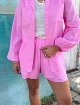 Conjunto de camisa manga globo y short forrado, color celeste.