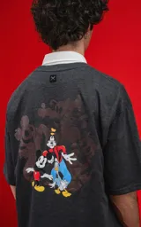 Remera gris oscuro con cuello polo blanco y estampado de Mickey Mouse en el pecho.