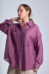 Camisa manga 3/4 color lila con textura arrugada, cuello clásico y dos bolsillos frontales.