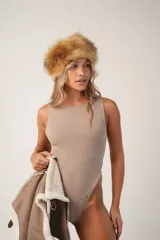 Body de diseño audaz con cuello halter y corte muy cavado, resaltando la figura de manera elegante.