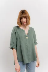 Blusa verde salvia de lino, con escote en V, mangas 3/4 y un botón de madera.