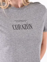 Remera gris de corte crop con estampado de la palabra 'Corazón' en color negro.