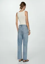 Pantalón de jean celeste de corte recto, con tiro alto y cinco bolsillos.