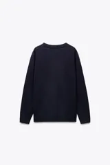 Jersey de punto azul marino confeccionado en 100% lana, de corte recto, con cuello redondo y mangas largas.