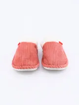 Pantuflas cerradas color rosado, con interior de felpa blanca y detalle de moño rojo.