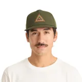 Gorro tipo trucker de Roark, color verde oliva, con visera curva y logo triangular bordado en el frente.