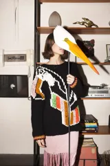 Sweater de lana tejido y bordado a mano con diseño de tucanes, de calce holgado, cuello a la base y puños ajustados.