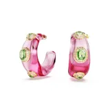 Par de aros tipo argolla de acrílico rosa con cristales verdes y rosados engarzados en monturas doradas.