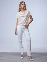 Pantalón negro de gabardina, marca Zac & Rachel, de corte recto, con pretina con faja interna y bolsillos delanteros y traseros.