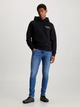 Pantalón de jean skinny azul con lavado vintage, tiro bajo, cinco bolsillos y cierre con cremallera.