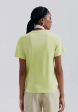 Remera color beige de corte clásico, con cuello redondo y mangas cortas.