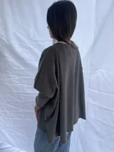 Remera blanca de corte amplio y mangas largas.