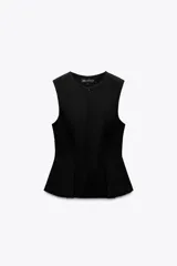Top negro con cuello redondo y sisa. Cintura entallada y bajo con pinzas acabado peplum. Cierre frontal con cremallera oculta en costura.