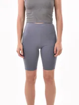 Calza corta de lycra color rojo.