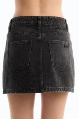 Minifalda de denim negro con calce ajustado y strass plateado.